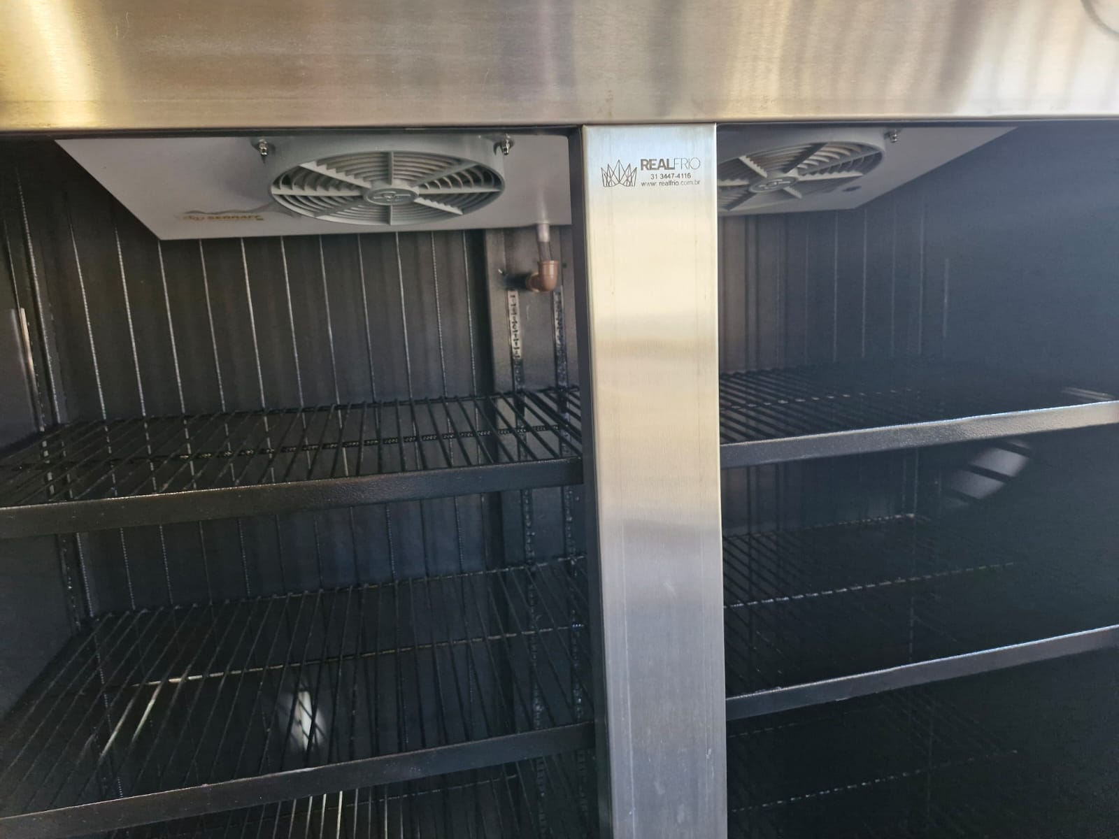 Detalhe interno com ventilação e prateleiras